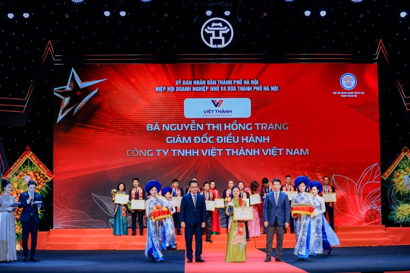 Ba Nguyen Thi Hong Trang- Giam Doc Dieu Hanh vua vinh du duoc Uy ban Nhan dan TP Ha Noi trao tang Bang khen da co thanh tich ket noi Doanh nghiep nho va vua thanh pho Ha Noi gop phan xay dung va phat trien thu do nam 2025. Anh My Linh