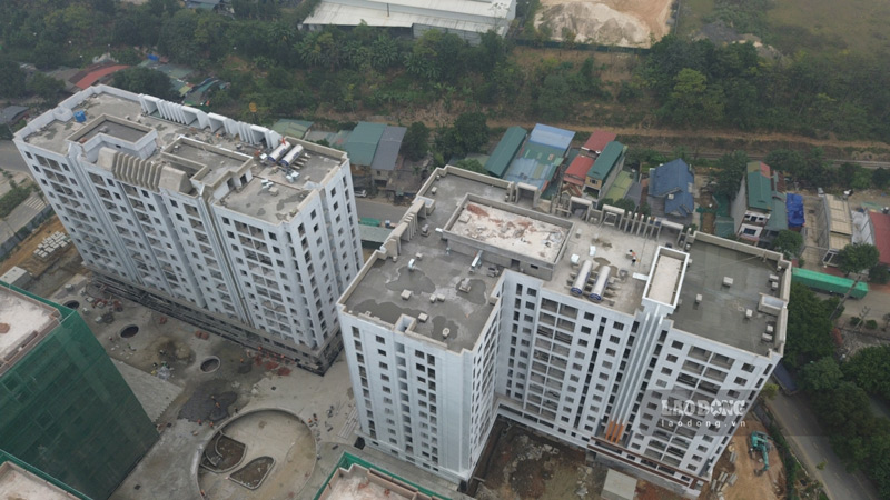 Hai toa nha da hoan thien phan tho, buoc vao giai doan son va lap cua, noi that. Anh: Dinh Dai