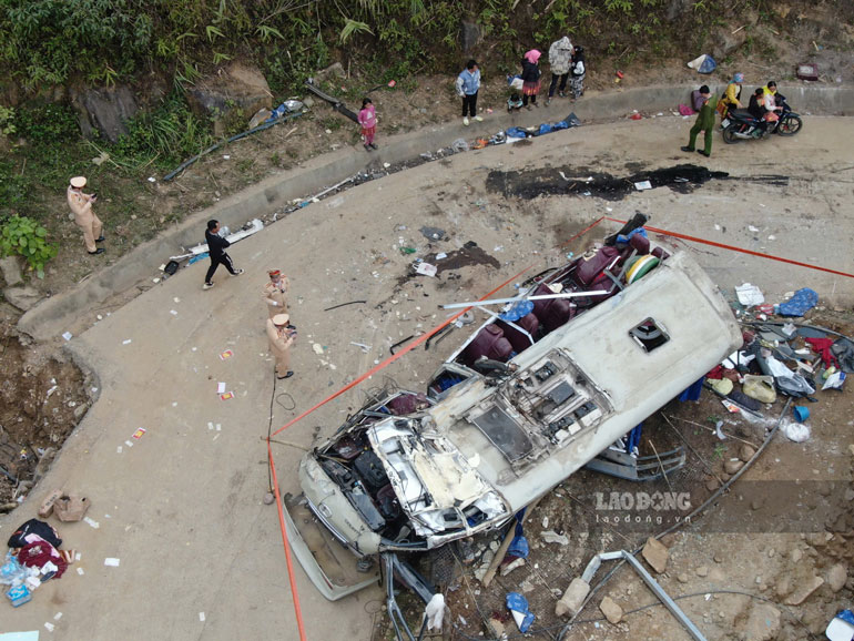 Scene of the car overturning that killed 9 people in the charity group. Photo: Van Duc.