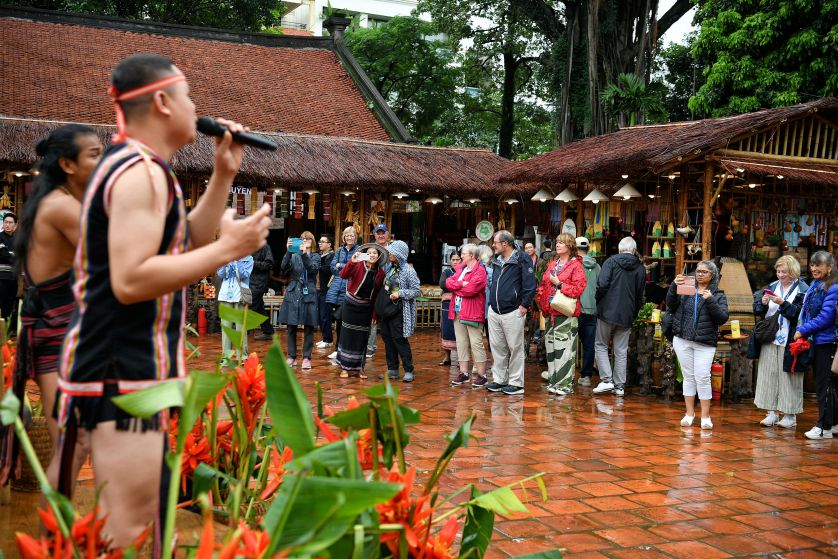 Van Mieu (Ha Noi) noi dien ra nhieu su kien van hoa, thu hut dong du khach nuoc ngoai. Anh: Viet Van