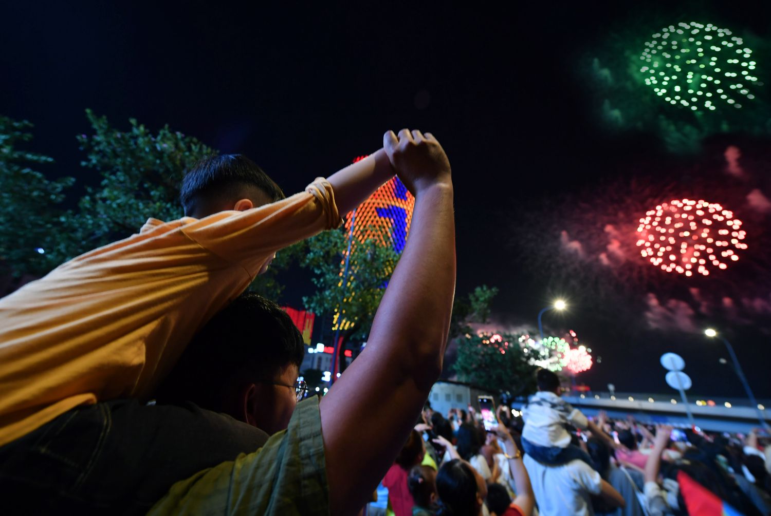 Xem phao hoa mung dai le. Anh: Viet Van