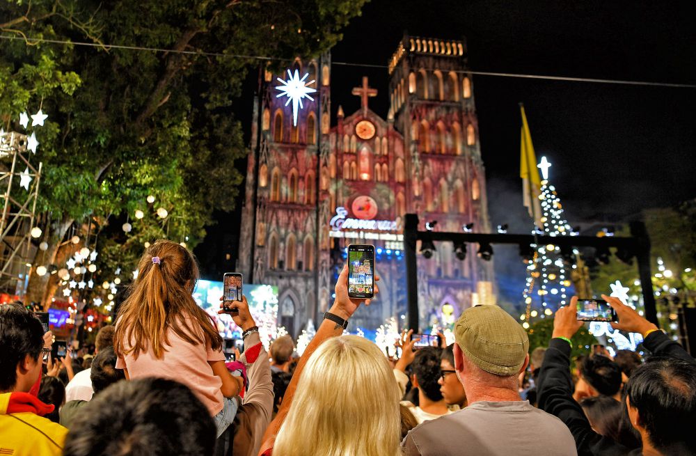 Dem Giang sinh truoc Nha tho Lon Ha Noi. Anh: Viet Van