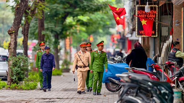 Via he tuyen duong Lac Long Quan duoc giai toa thong thoang, bao dam my quan do thi dip le. Anh: Trung Nguyen