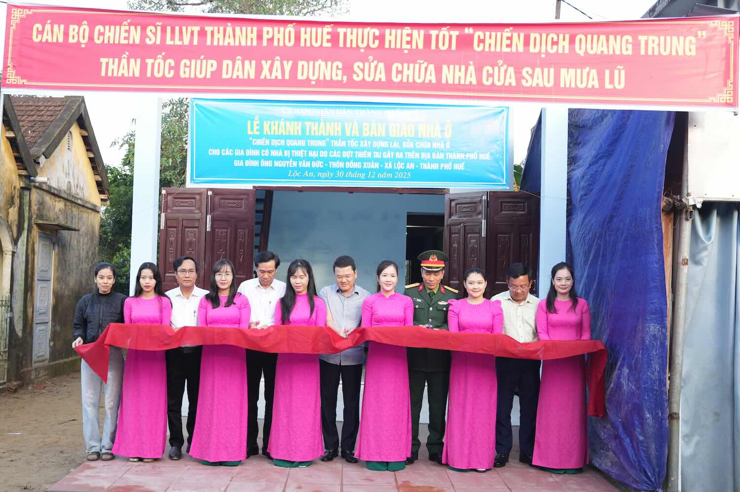 Vice Chairman of Hue City People's Committee Hoang Hai Minh and representatives of leaders of departments, agencies, branches and local authorities cut the ribbon to inaugurate houses under the "Quang Trung Campaign". Photo: N. Minh.
