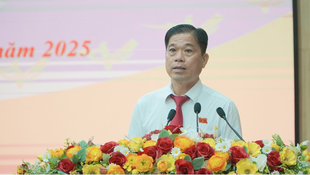 Director of An Giang Department of Finance - Pham Minh Tam informs about the management of surplus assets after mergers and arrangements. Photo: Nguyen Anh