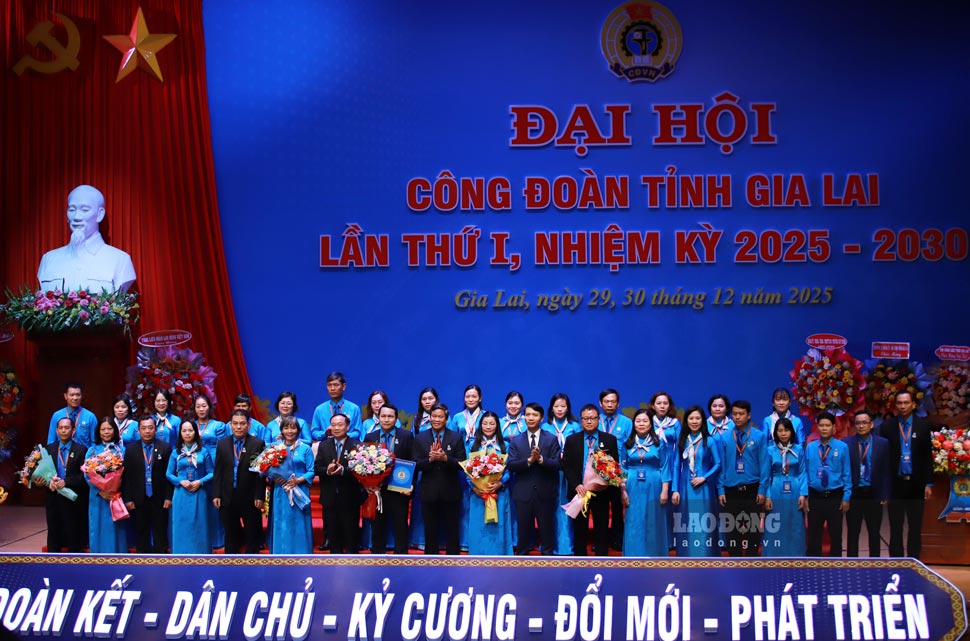 The Executive Committee, Standing Committee, Inspection Committee of Gia Lai Provincial Labor Federation, term I, term 2025-2030 receives the decision. Photo: Hoai Phuong