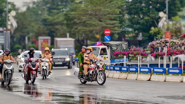 CSGT tuan tra cac nut giao trong diem, phong ngua un tac giao thong. Anh: Trung Nguyen