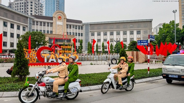 Canh sat giao thong Ha Noi tuan tra cac nut giao trong diem, phong ngua un tac giao thong. Anh: Trung Nguyen