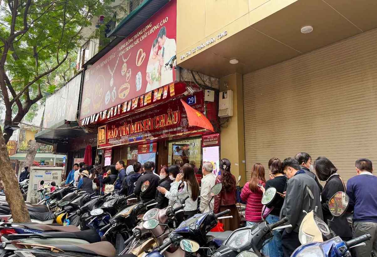 Cac tiem vang tap nap khach cho giao dich. Anh: Le Ha 