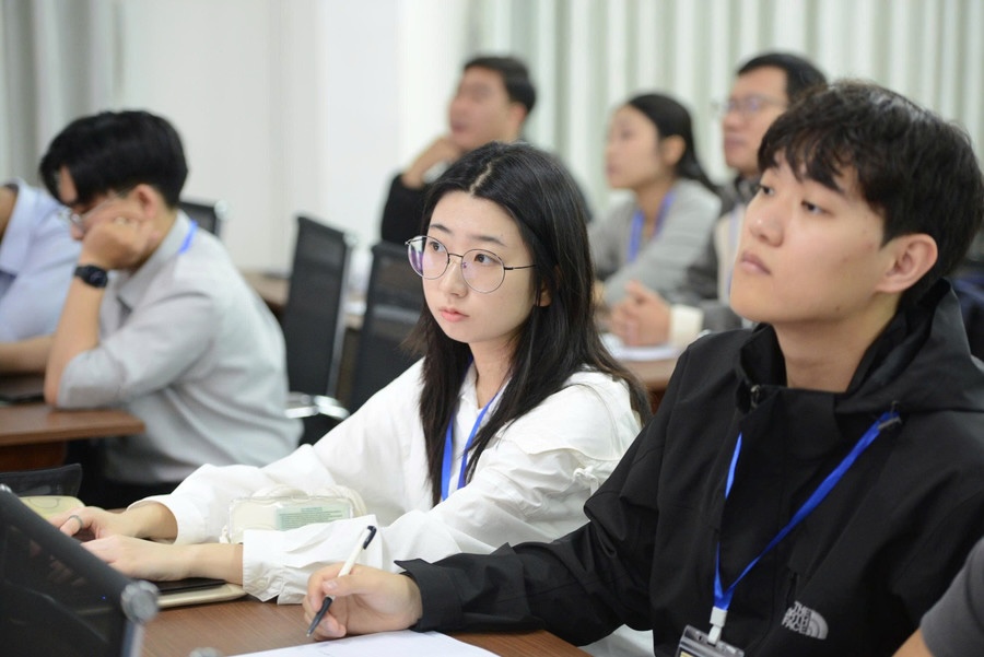 Cac hoc vien se tham gia 2 tuan ve chuoi bai giang va thuc hanh de phat trien cac goi Macaulay2. Anh: Quang An