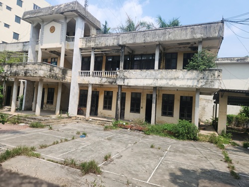 After the merger, Hanoi still has many vacant headquarters, causing waste. In a photo taken at the end of November 2025 is the old headquarters of Thanh Oai District Tax Department on National Highway 21B. Photo: Minh Hanh
