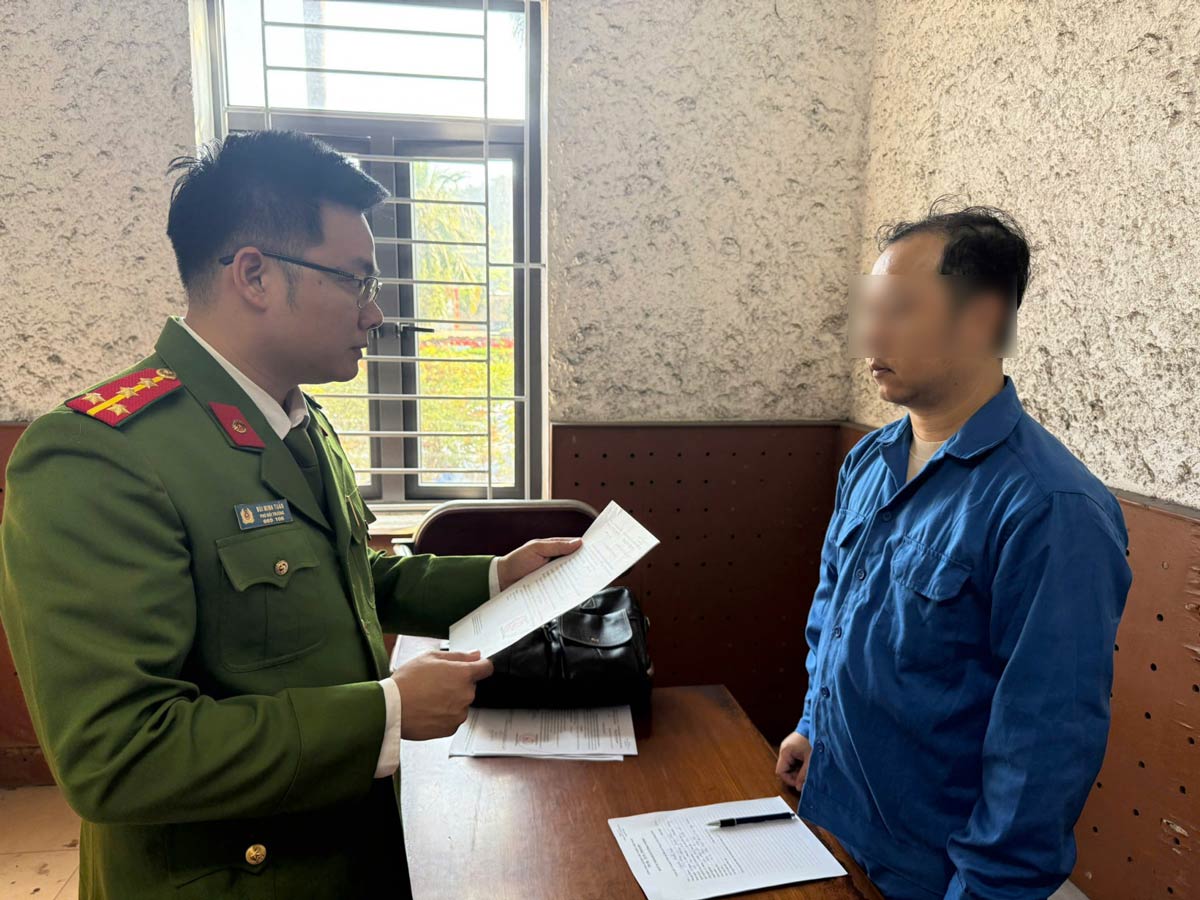 Cơ quan Cảnh sát điều tra thi hành Quyết định tố tụng đối với Nguyễn Thanh Tuấn. Ảnh: Công an Quảng Ninh