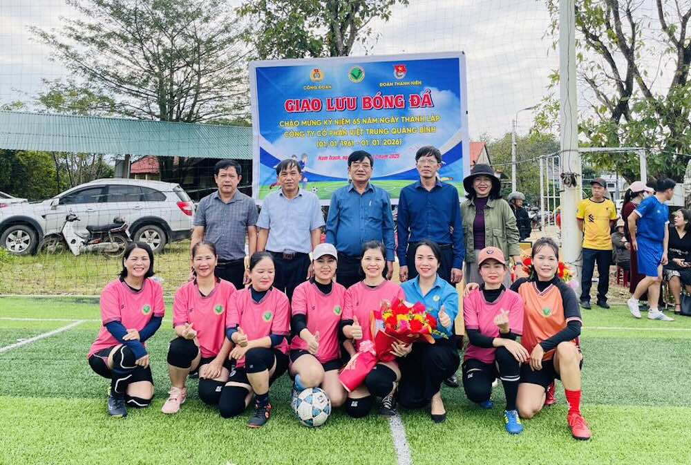 Cong doan to chuc giai giao luu bong da ky niem thanh lap cong ty. Anh: Cong doan Quang Tri