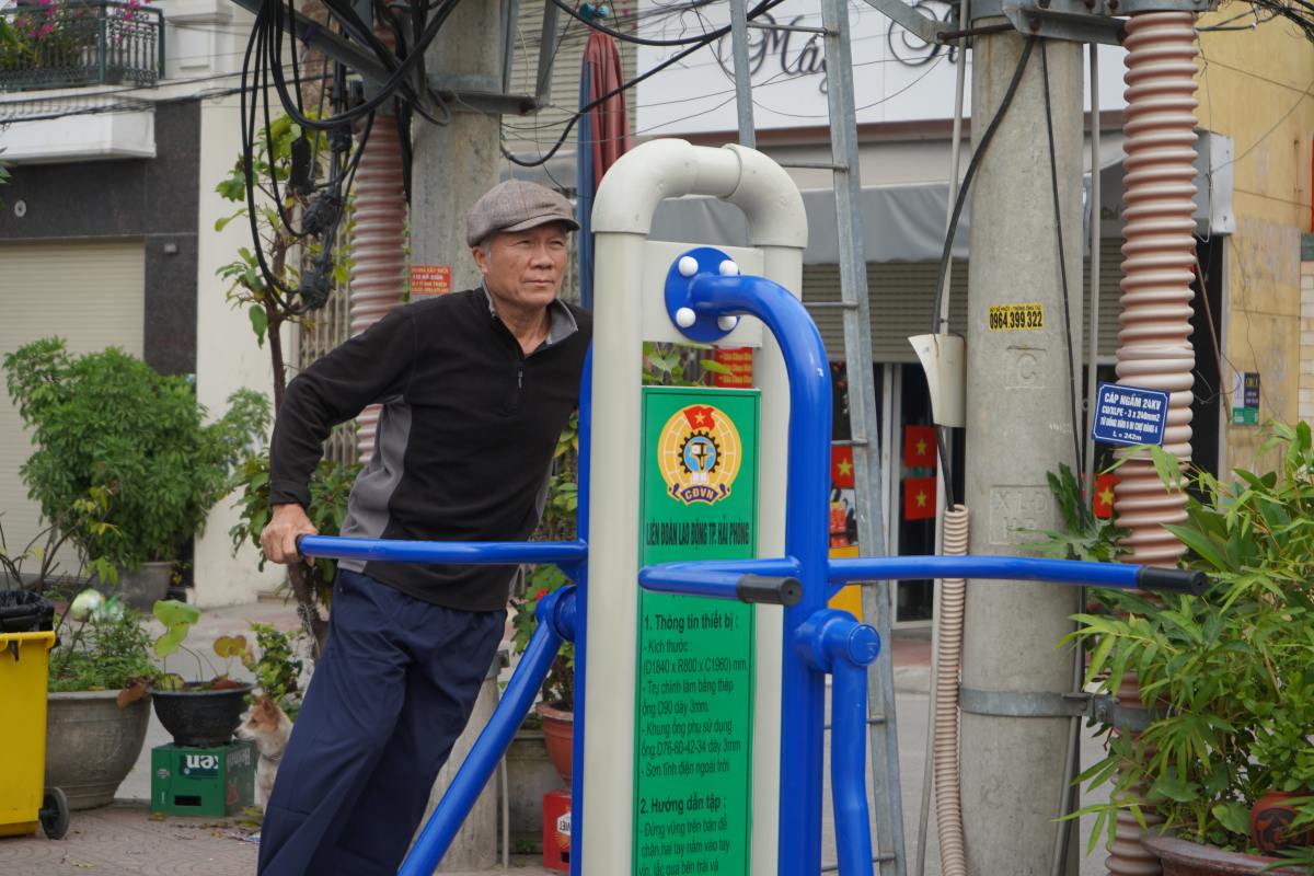 Nguoi dan tap the duc hang ngay tai diem ren luyen the chat Cong doan. Ảnh: Mai Dung