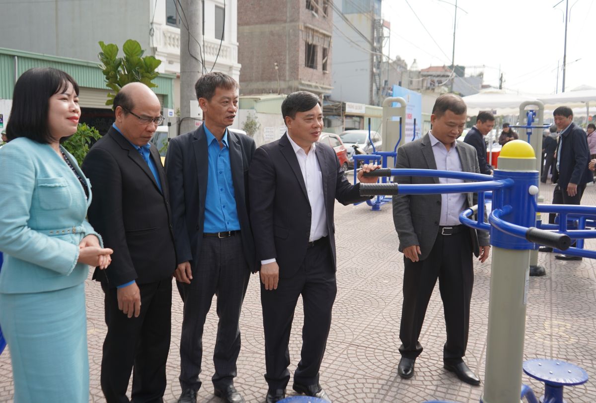 Cac dai bieu tham quan diem ren luyen the chat Cong doan. Ảnh: Mai Dung