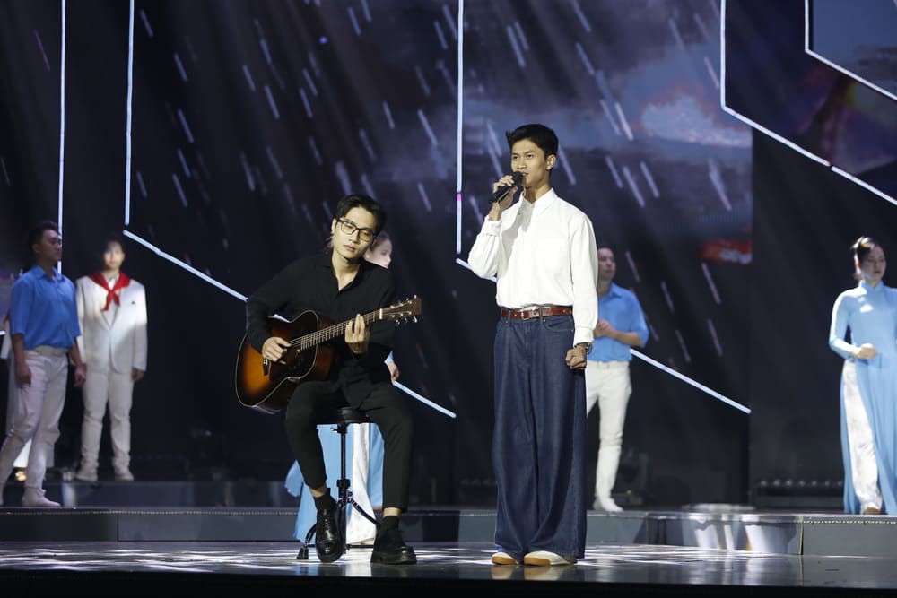 Ca si Nguyen Hung va cac thanh vien trong nhom nhac MAYDAYs gui den khan gia ca khuc “Con gi dep hon“. Anh: VTV