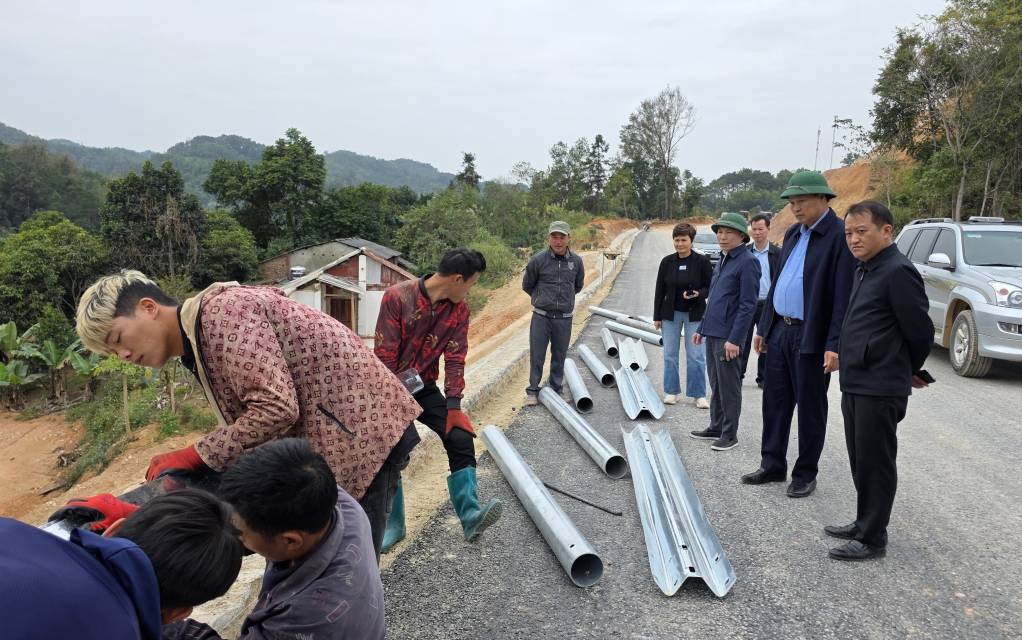 Pho Chu tich UBND tinh Cao Bang Hoang Van Thach kiem tra thuc te tien do thi cong, lap dat he thong ho lan. Anh: Tan Van