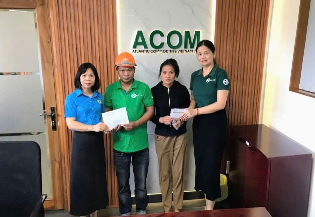Representatives of the Trade Union of B'Lao Ward and the grassroots Trade Union of Atlantic Vietnam Company presented 43 million VND to support the family of worker Pham Van Quyen. Photo: Phuc Khanh
