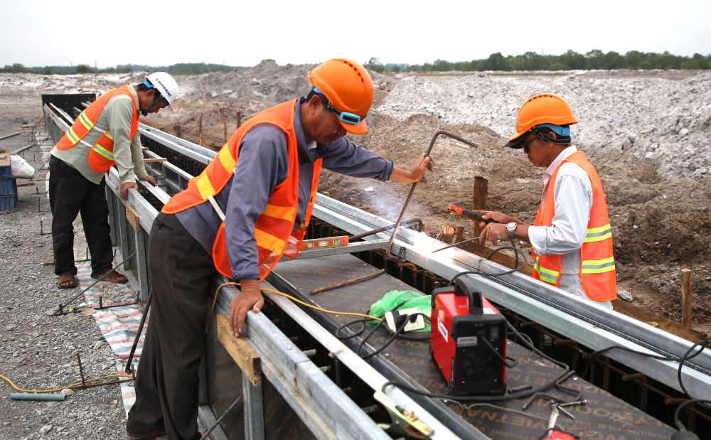 Cong nhan thi cong cac hang muc o duong bang cat ha canh. Anh: Hung Tho