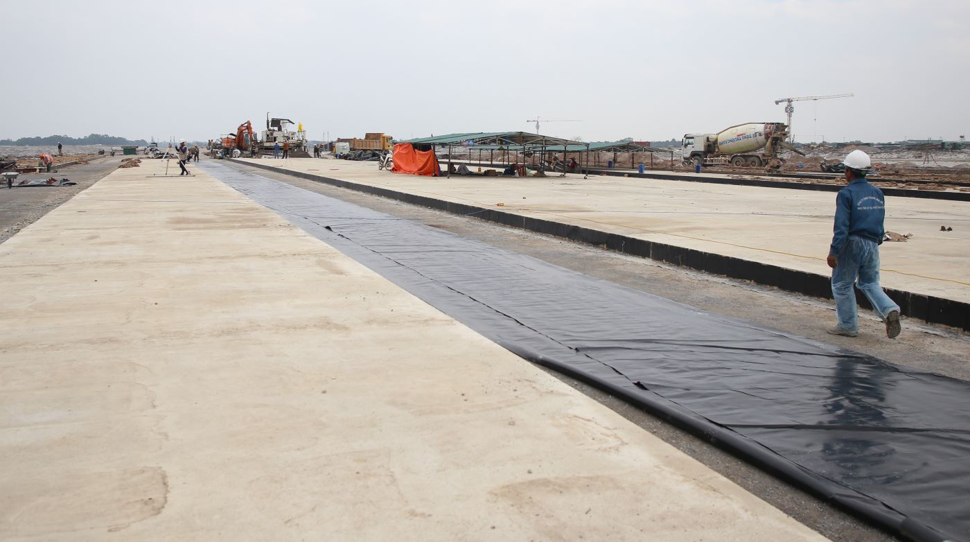 Duong bang cat ha canh da do be tong voi chieu dai 800m. Anh: Hung Tho