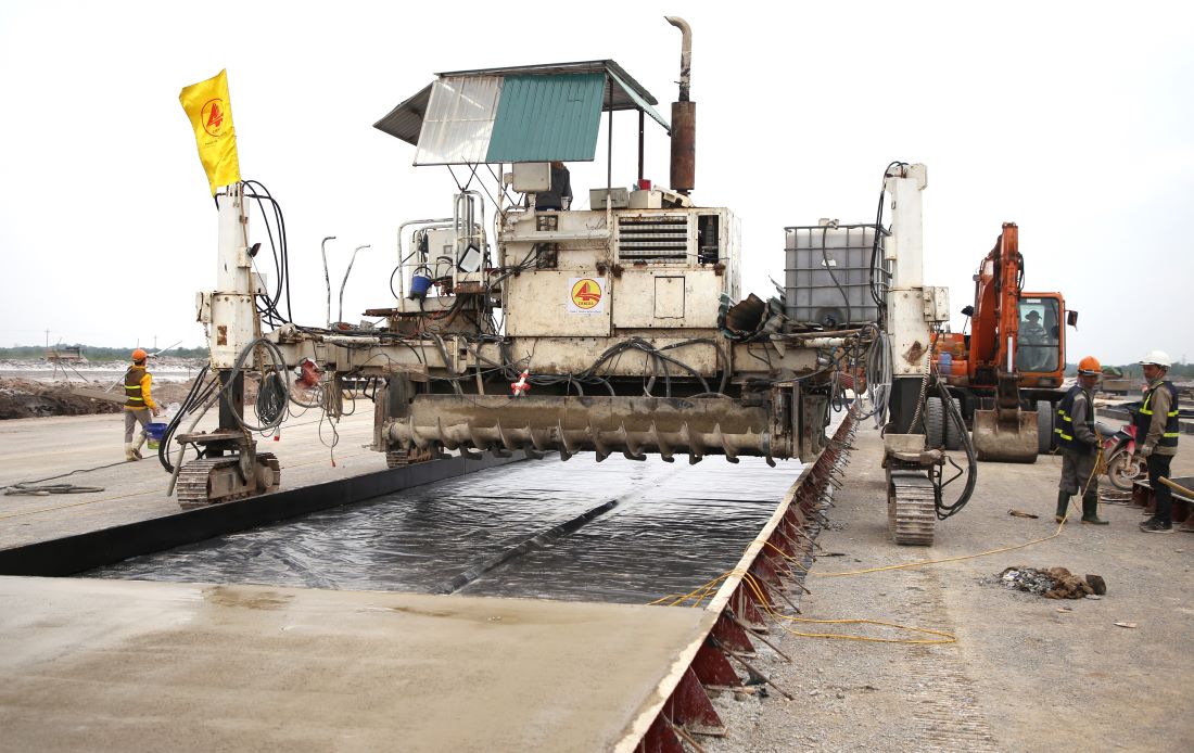 Concrete construction of the runway for takeoff and landing at the Quang Tri Airport project. Photo: Hung Tho
