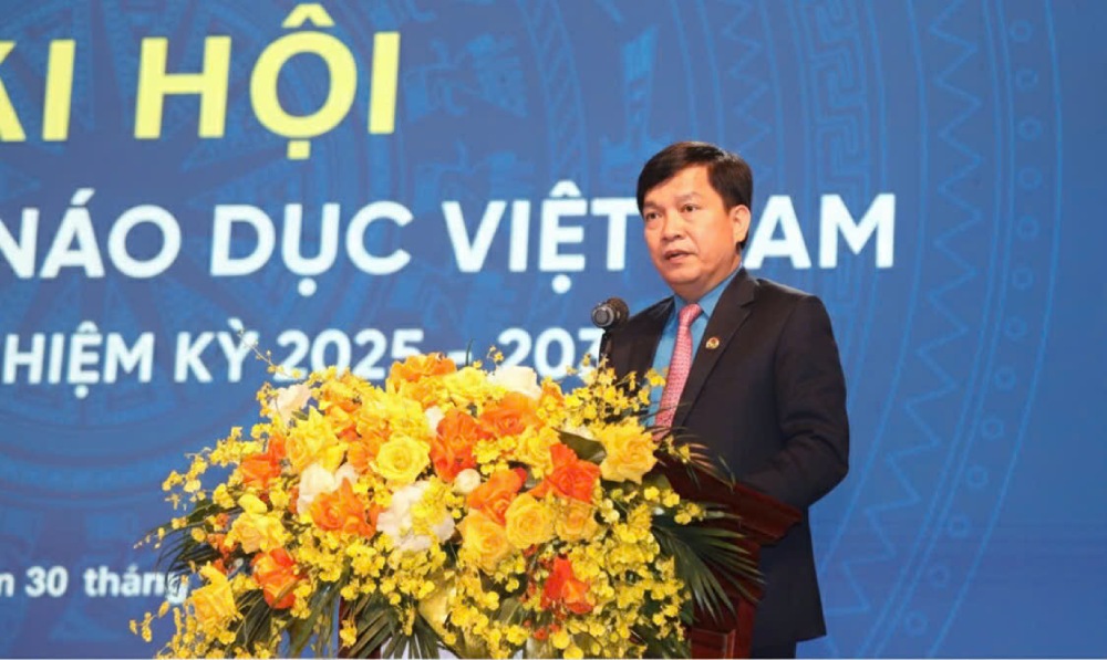 Mr. Nguyen Xuan Hung - Vice President of the Vietnam General Confederation of Labor raised a number of issues for the Vietnam Education Union to study in the work programs of the next term. Photo: Quynh Chi