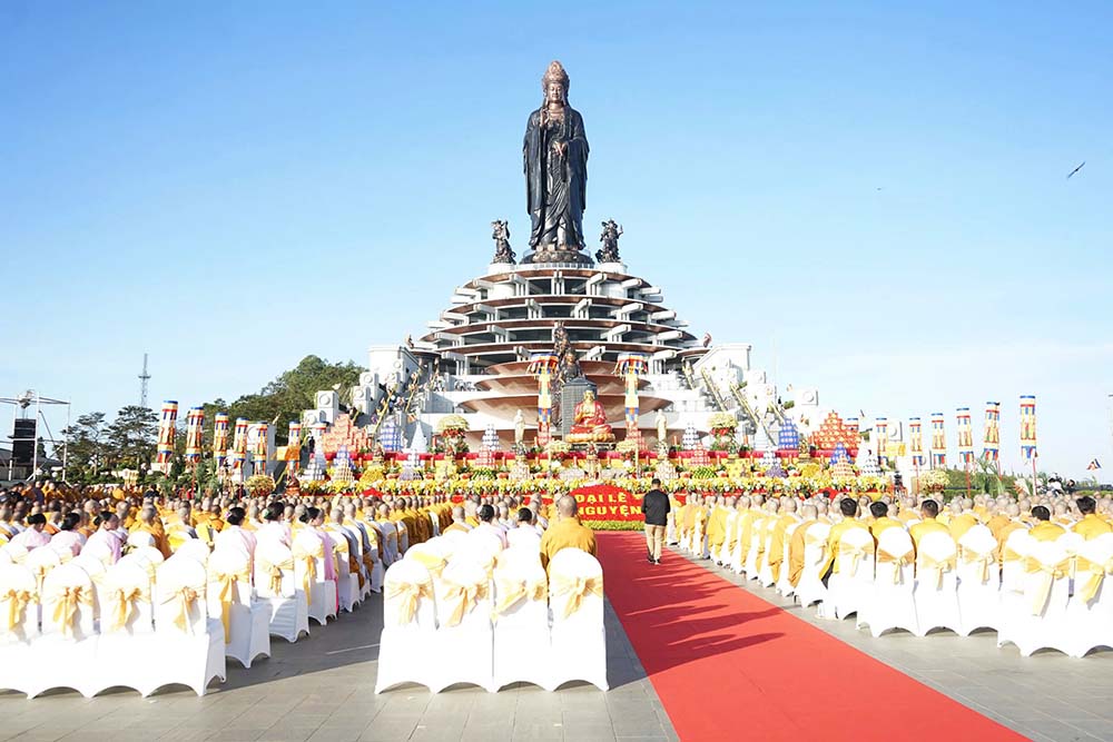 La gran ceremonia de oracion por la paz nacional y la seguridad del pueblo se celebro solemnemente en la cima de la montaña Ba Den en Tay Ninh. Foto: Thanh Quan