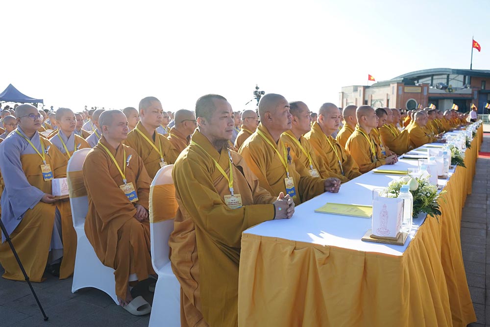 Dai le co su tham du cua hon 500 tang ni, phat tu. Anh: Thanh Quan