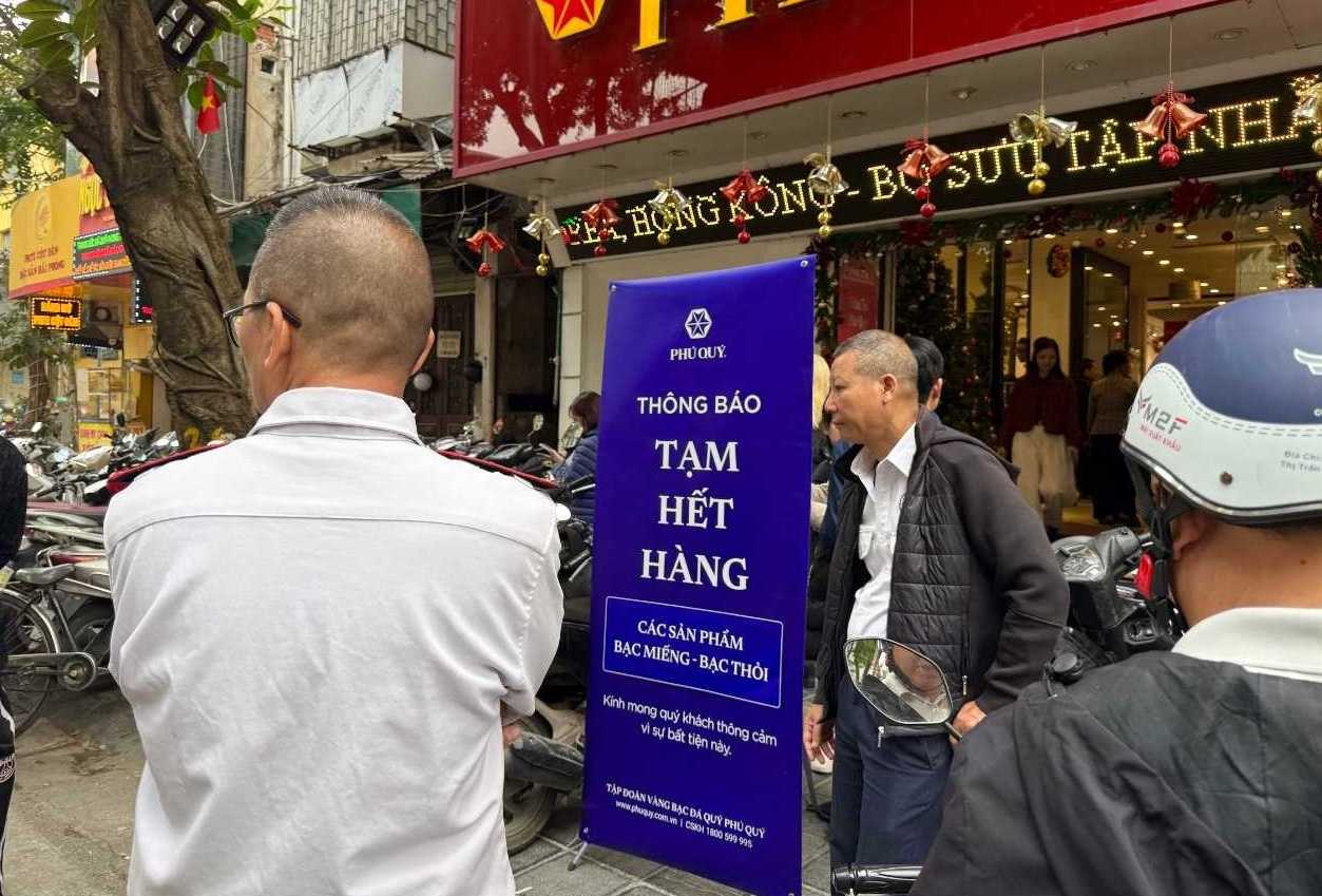 Nhieu nguoi phai bo ve vi cua hang tam ngung ban bac. Anh: Phuong Anh  