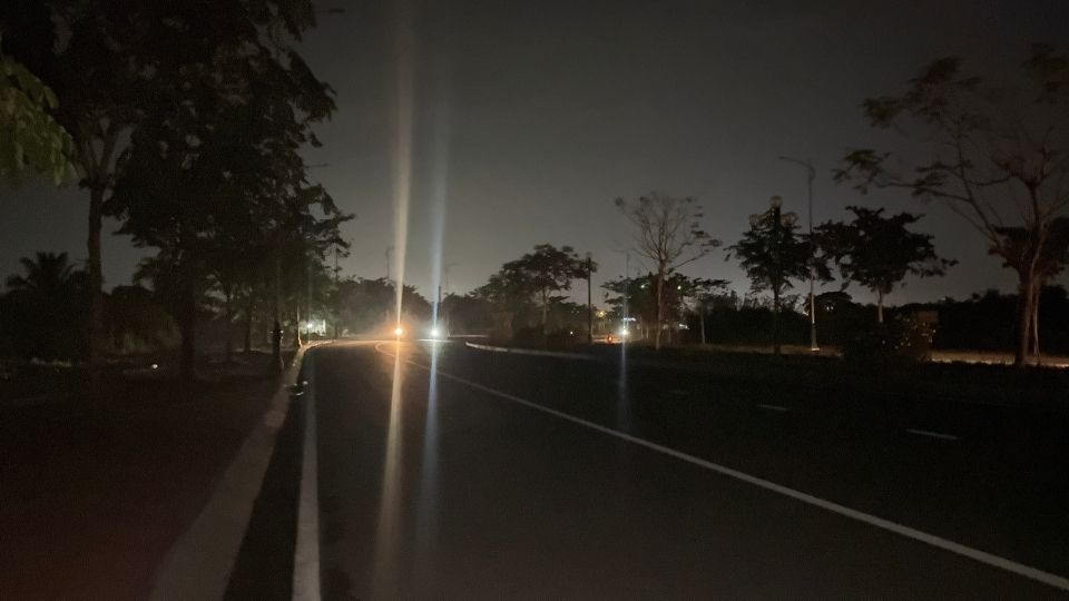 Vo Van Kiet street lighting system lost lighting due to theft of power lines. Photo: Hoang Loc