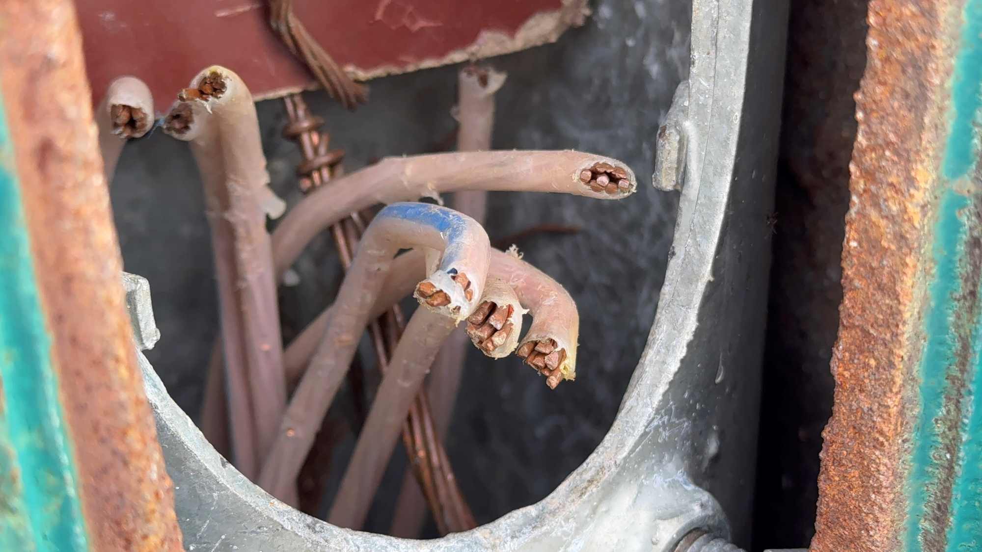 Nhieu tru den duong Vo Van Kiet tro loi day dien sau cac vu cat trom. Anh: Hoang Loc