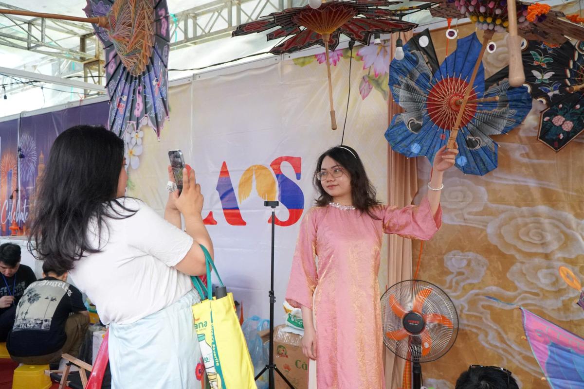 Du khach thich thu chup anh luu niem. Anh: Minh Tam