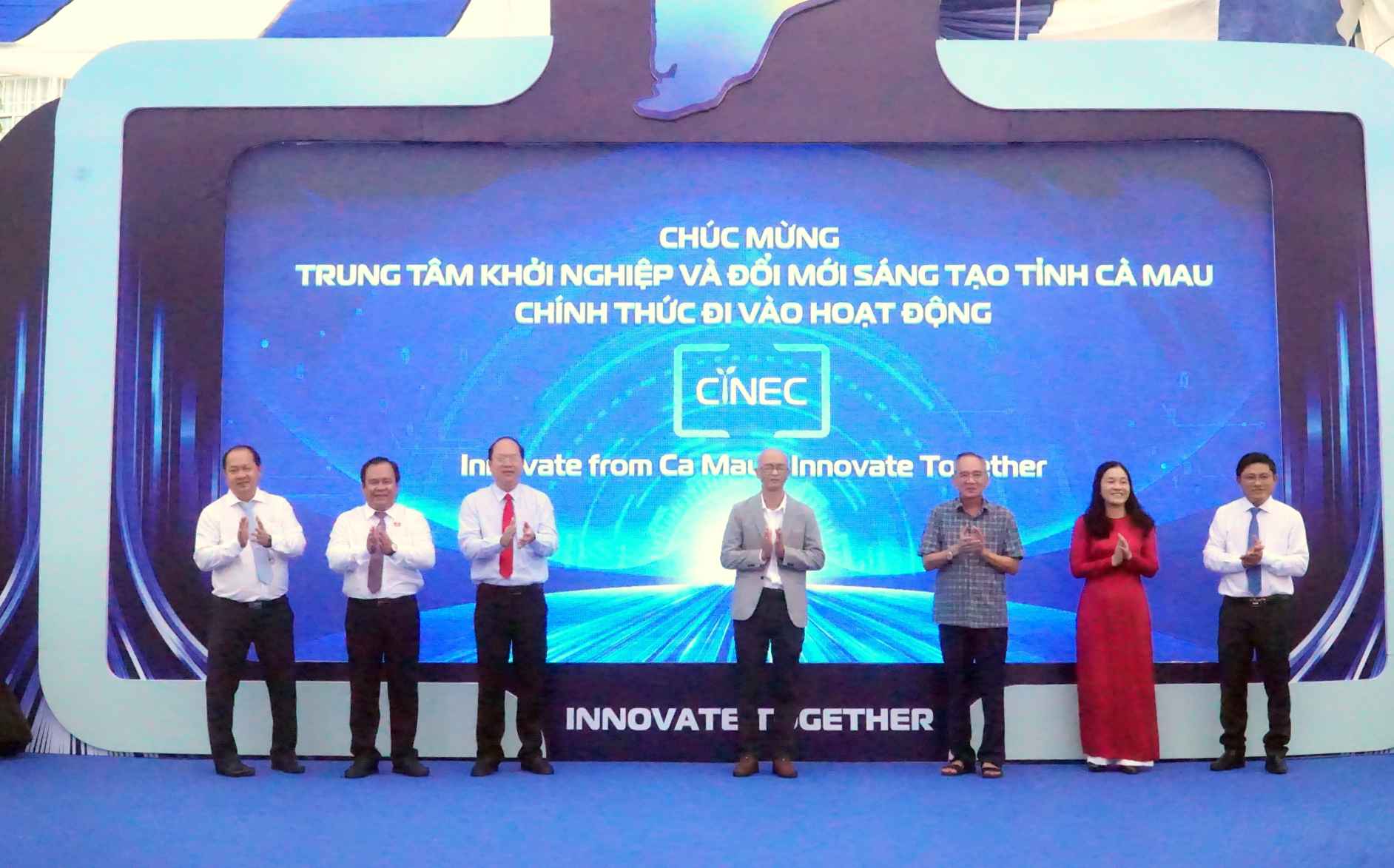 Bi thu Tinh uy Ca Mau Nguyen Ho Hai cung lanh dao tinh Ca Mau tai le cong bo thanh lap Trung tam. Anh: Nhat Ho