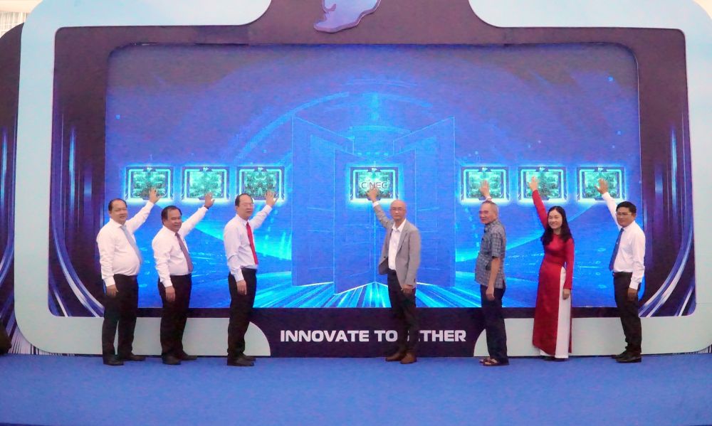 Secretary of Ca Mau Provincial Party Committee Nguyen Ho Hai and leaders of Ca Mau province press the button to officially put CiNEC into operation. Photo: Nhat Ho