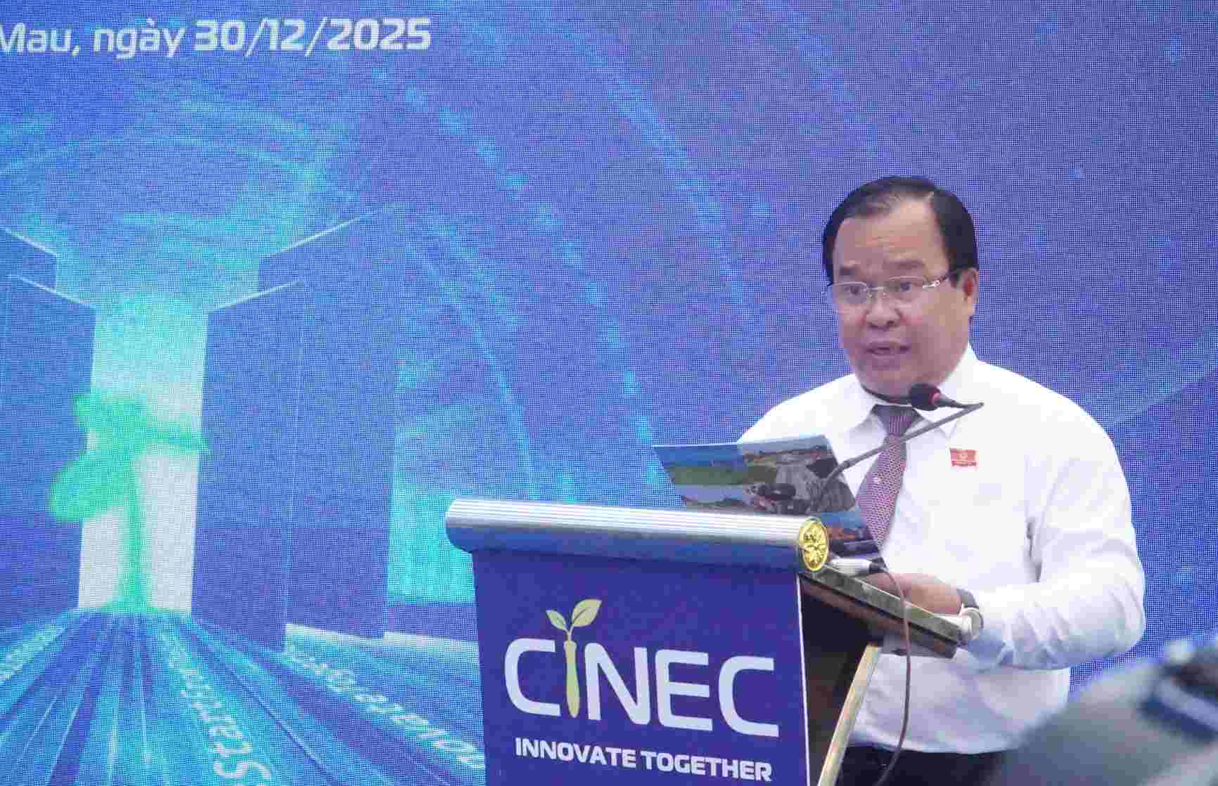 Pho Chu tich UBND tinh Ca Mau Nguyen Minh Luan phat tai buoi ra mat Trung tam. Anh: Nhat Ho