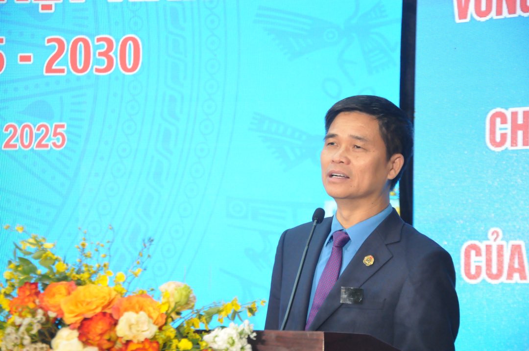 Mr. Ngo Duy Hieu - Standing Deputy Secretary of the Party Committee, Vice President of the Vietnam General Confederation of Labor delivered a directive speech at the congress. Photo: Bao Han
