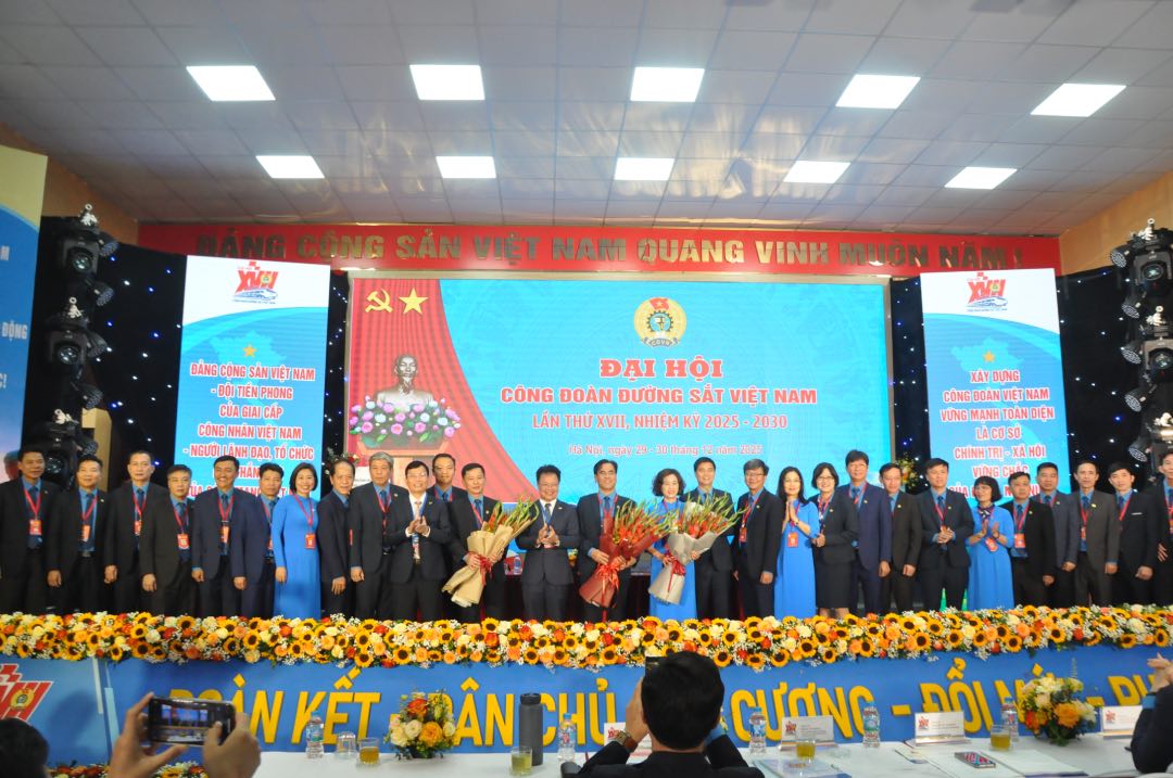 Ban Chap hanh Cong doan Duong sat Viet Nam khoa XVII, nhiem ky 2025-2030 ra mat dai hoi. Anh: Bao Han 