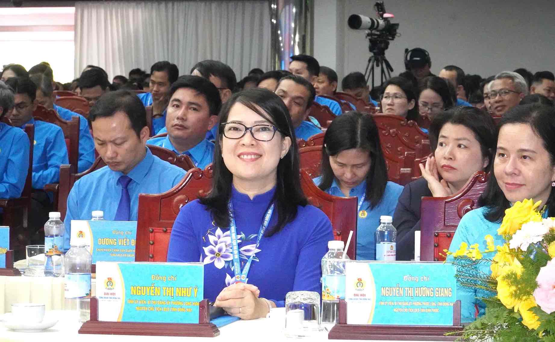 Ba Nguyen Thi Nhu Y, Bi thu Dang uy phuong Long Hung, Nguyen Chu tich LDLD tinh Dong Nai (ben trai anh) va ba Nguyen Thi Huong Giang, Bi thu Dang uy phuong Phuoc Long, Nguyen Chu tich LDLD tinh Binh Phuoc tai Dai hoi. Anh: HAC