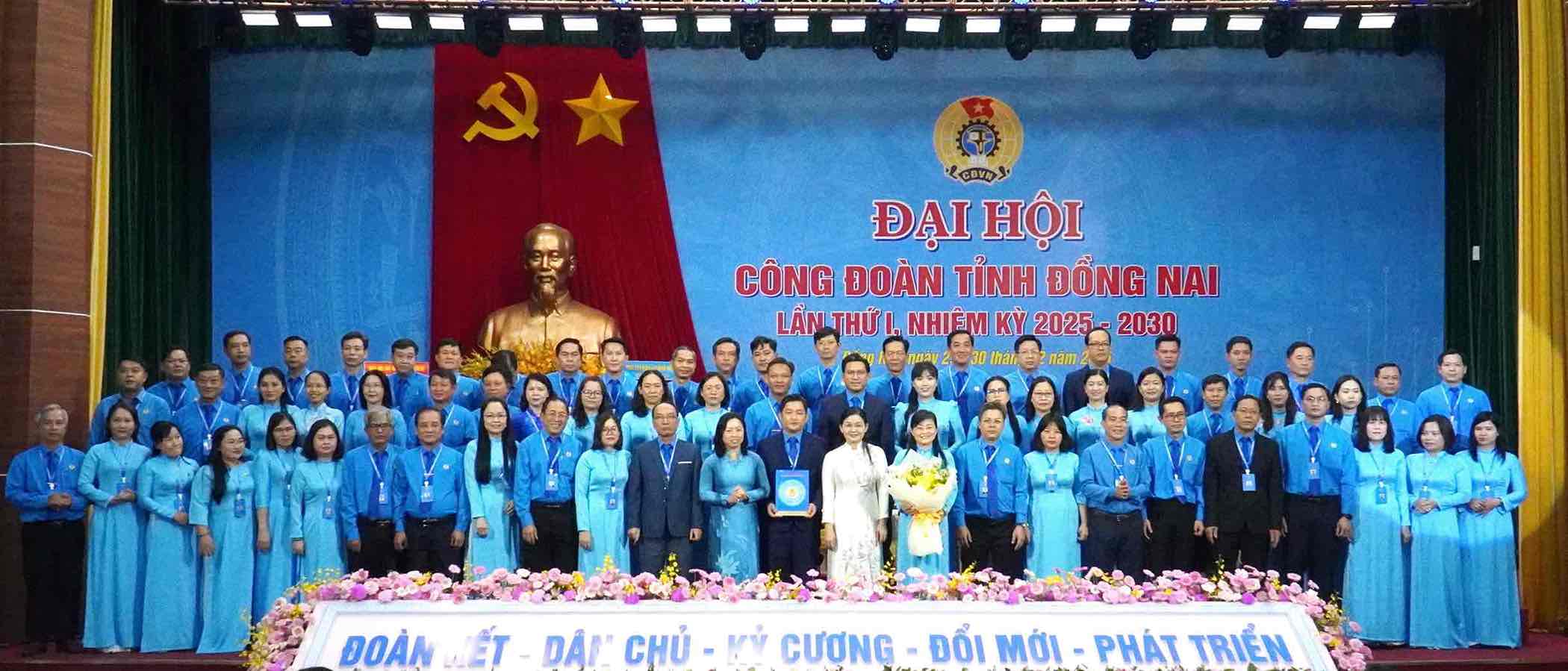 Ban chap hanh LDLD tinh Dong Nai khoa I, nhiem ky 2025 - 2030 ra mat Dai hoi. Anh: HAC