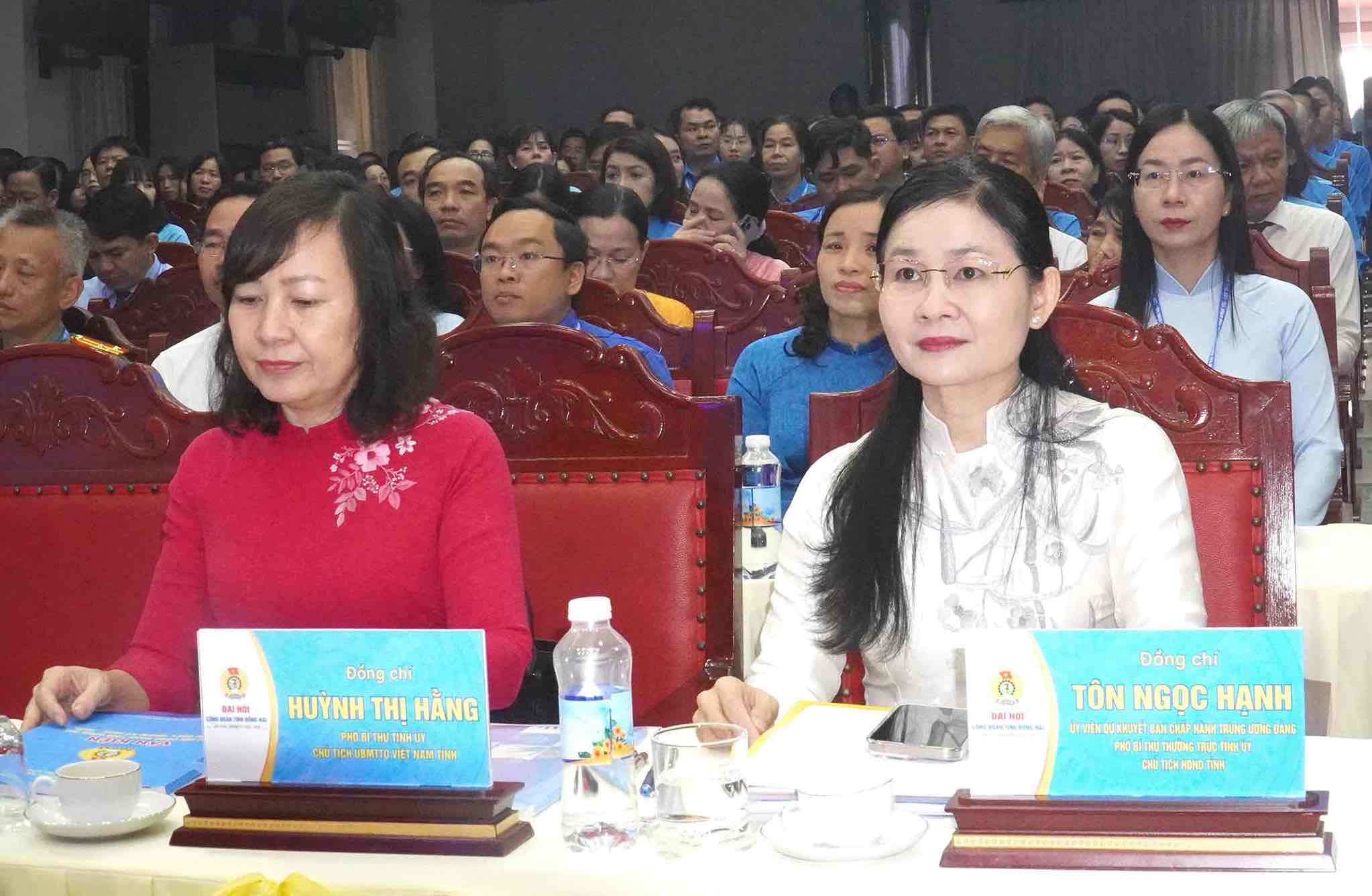 Phia tinh Dong Nai co ba Ton Ngoc Hanh, Pho Bi thu Thuong truc Tinh uy, Chu tich HDND tinh; ba Huynh Thi Hang, Pho Bi thu Tinh uy, Chu tich Uy ban MTTQ Viet Nam tinh... Anh: HAC