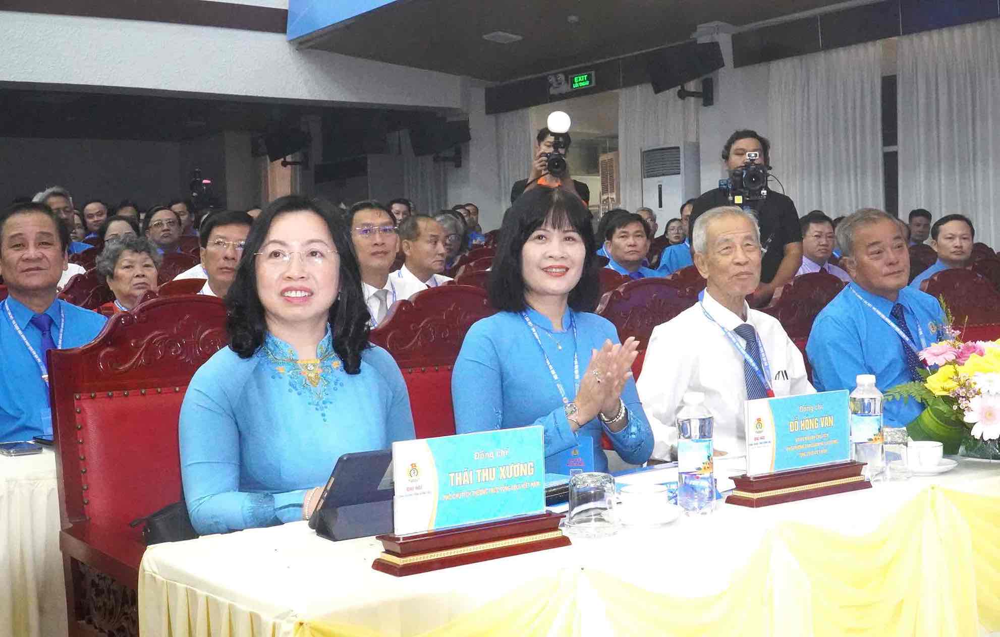 Tham du dai hoi co ba Thai Thu Xuong, Pho Chu tich Thuong truc Tong LDLDVN; ba Do Hong Van, Pho Truong ban Quan he lao dong Tong LDLDVN. Anh: HAC
