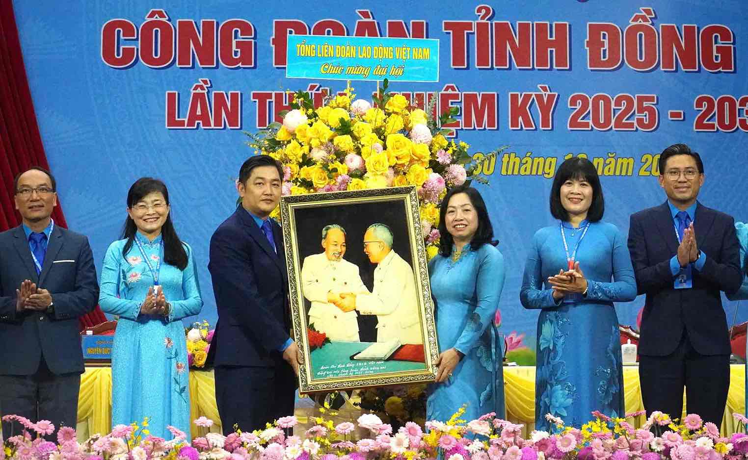 Pho Chu tich Thuong truc Tong LDLDVN Thai Thu Xuong chuc mung Dai hoi. Anh: HAC