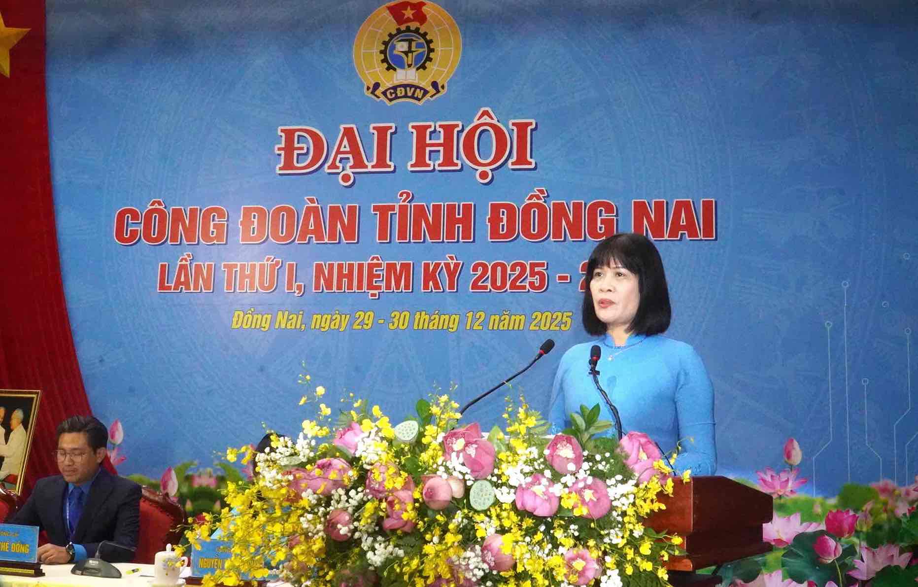 Ba Do Hong Van, Pho Truong ban Quan he lao dong Tong LDLDVN da cong bo cac quyet dinh cua Tong LDLDVN. Anh: HAC