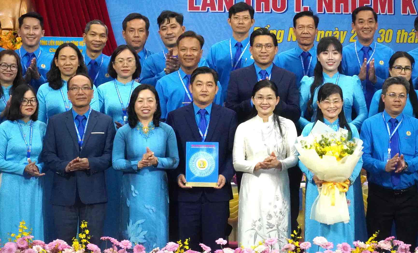 Leaders of the Vietnam General Confederation of Labour and leaders of the Dong Nai Provincial Party Committee congratulate the Executive Committee of the Dong Nai Provincial Labor Federation, term I, 2025 - 2030. Photo: HAC