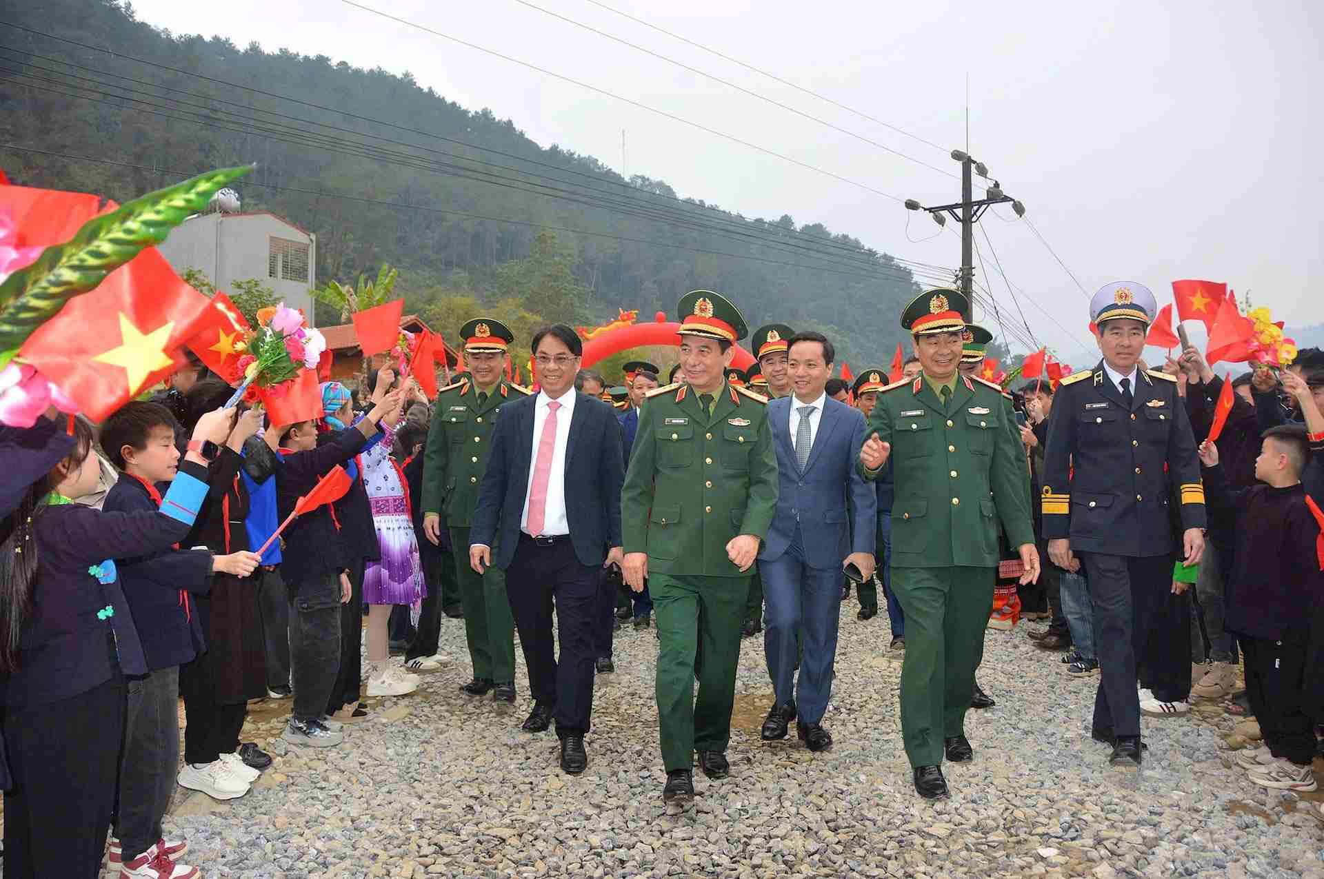 Dai tuong Phan Van Giang, Uy vien Bo Chinh tri, Bo truong Bo Quoc phong va cac dai bieu tham du Le khoi cong. Anh: Kim Thoa