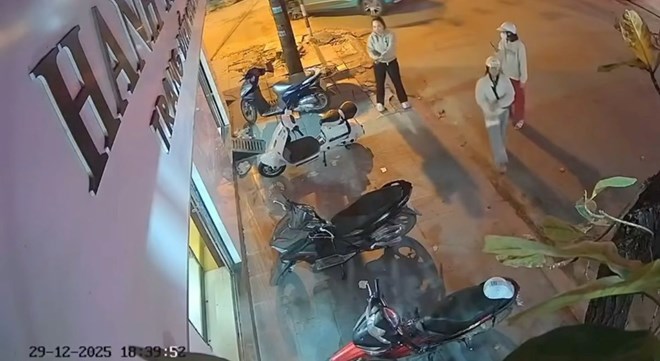 Công an làm việc với nhóm phụ nữ rải gạo, muối trước cửa hàng ở Ninh Bình