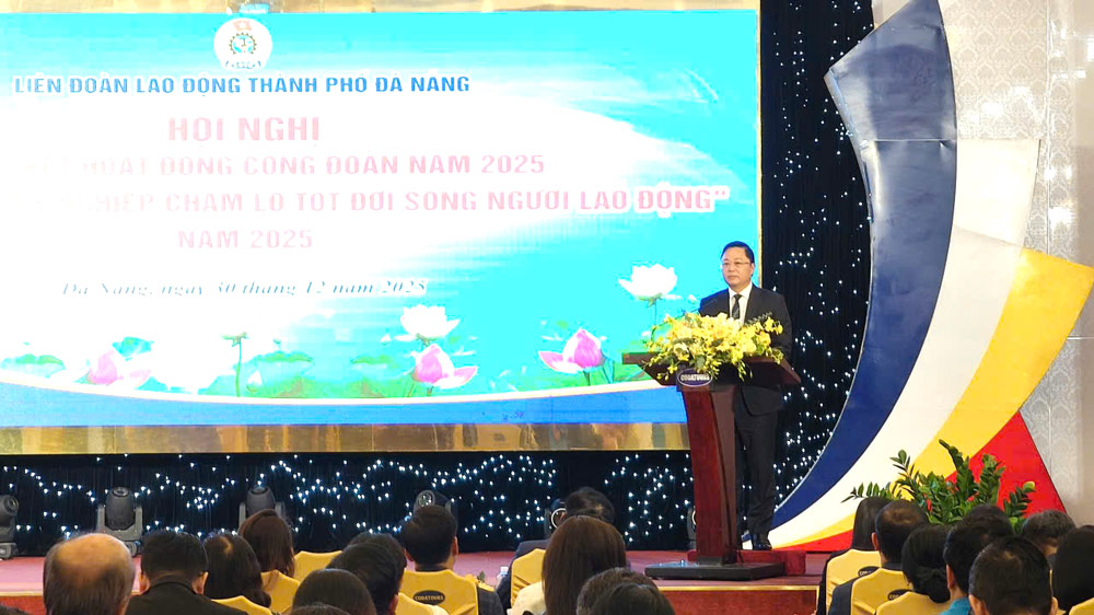 Mr. Le Tri Thanh - Chairman of the Vietnam Fatherland Front Committee of Da Nang City delivered a directing speech at the conference summarizing the activities of the Da Nang Trade Union in 2025. Photo: Tuong Minh