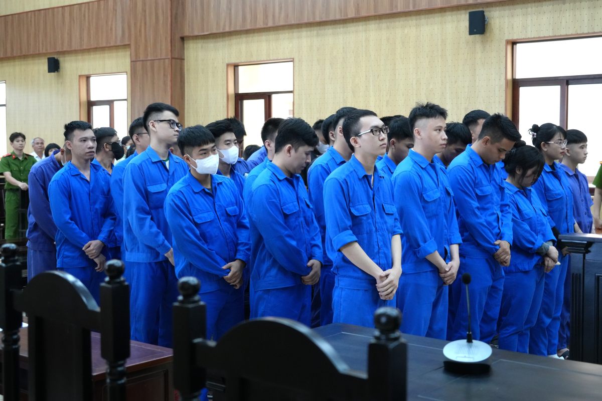 Các bị cáo trong phiên tòa xét xử vụ án lừa đảo chiếm đoạt 98 tỉ đồng của 364 bị hại. Ảnh: Thành An