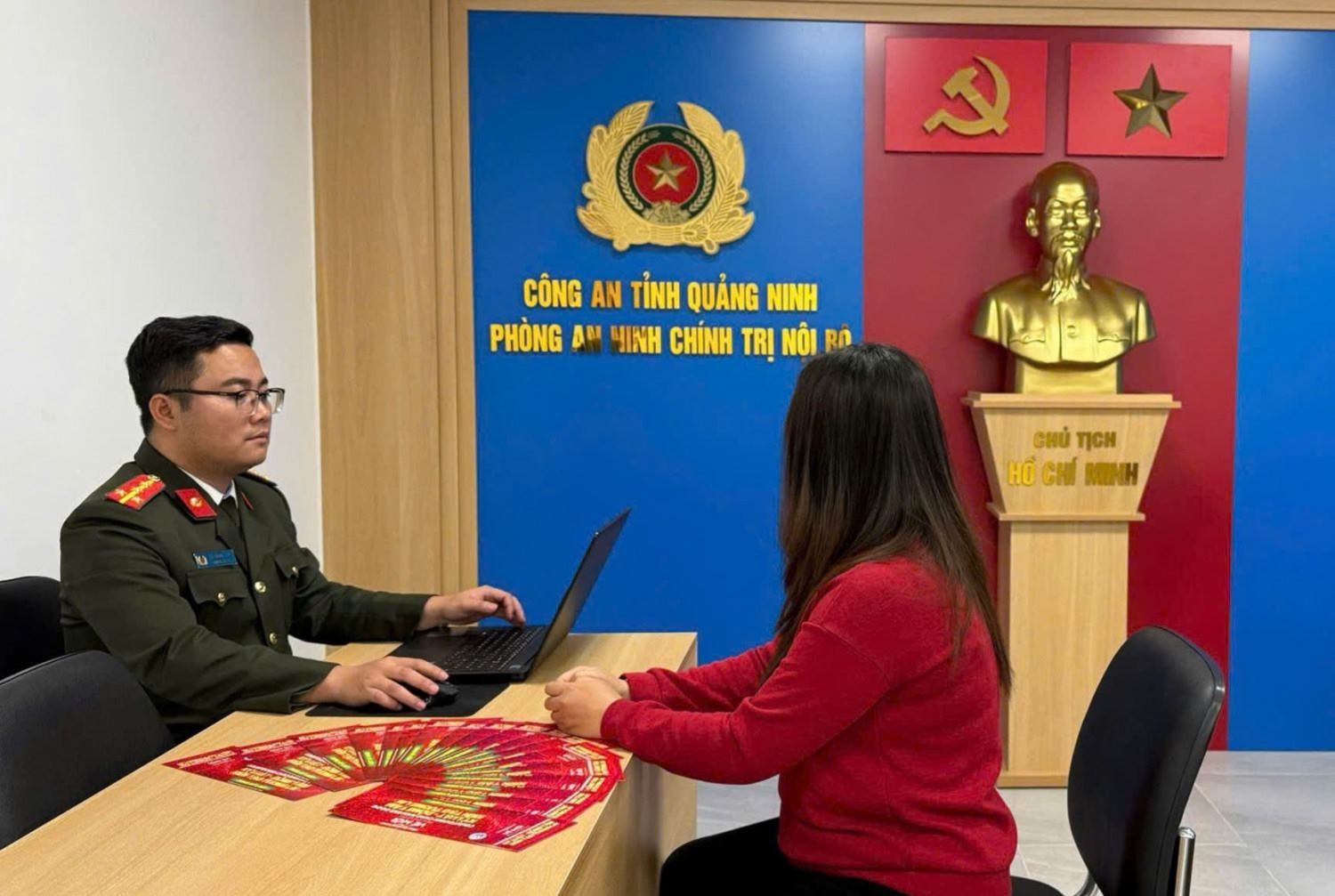 Phòng An ninh chính trị nội bộ, Công an Quảng Ninh làm việc với đối tượng có hành vi sử dụng tài khoản Zalo rao bán vé mời Chương trình Countdown Quảng Ninh chào năm mới 2026. Ảnh: Công an Quảng Ninh