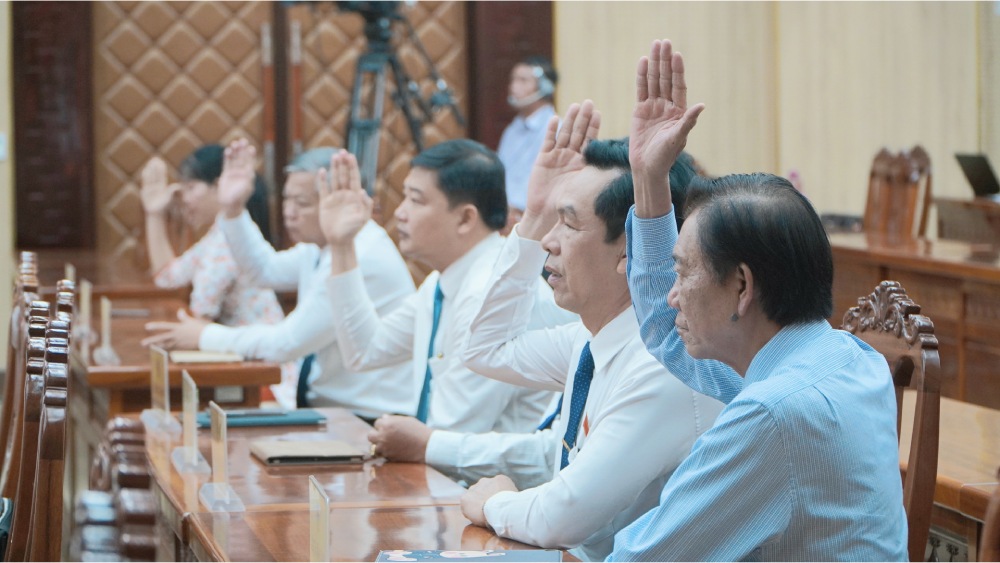 Delegates of the An Giang Provincial People's Council voted to approve the draft resolution on approving the An Thoi port exploitation project (Phu Quoc Special Zone). Photo: Nguyen Anh